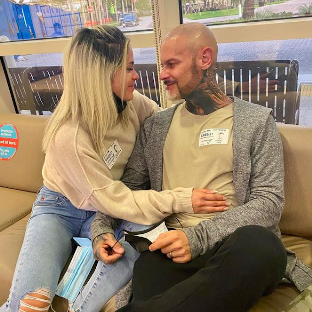 La fitness model torna a pregare per il marito: “Subirà un intervento a cuore aperto”