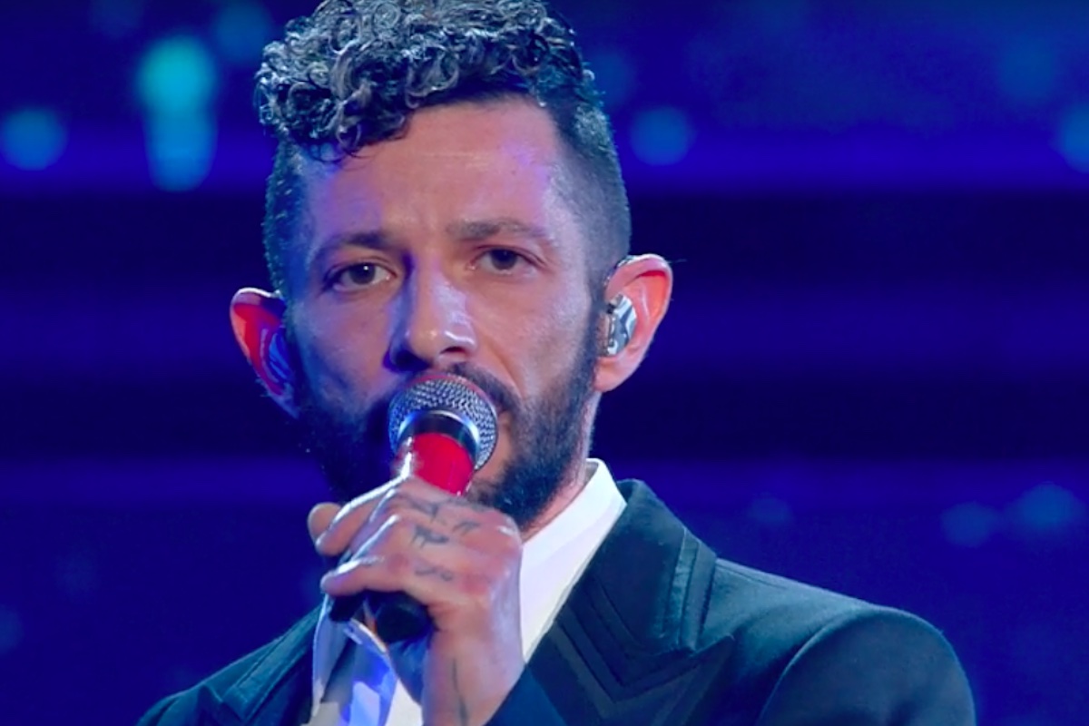 Sanremo 2021, perché Nesli portava il nastro isolante sulle dita