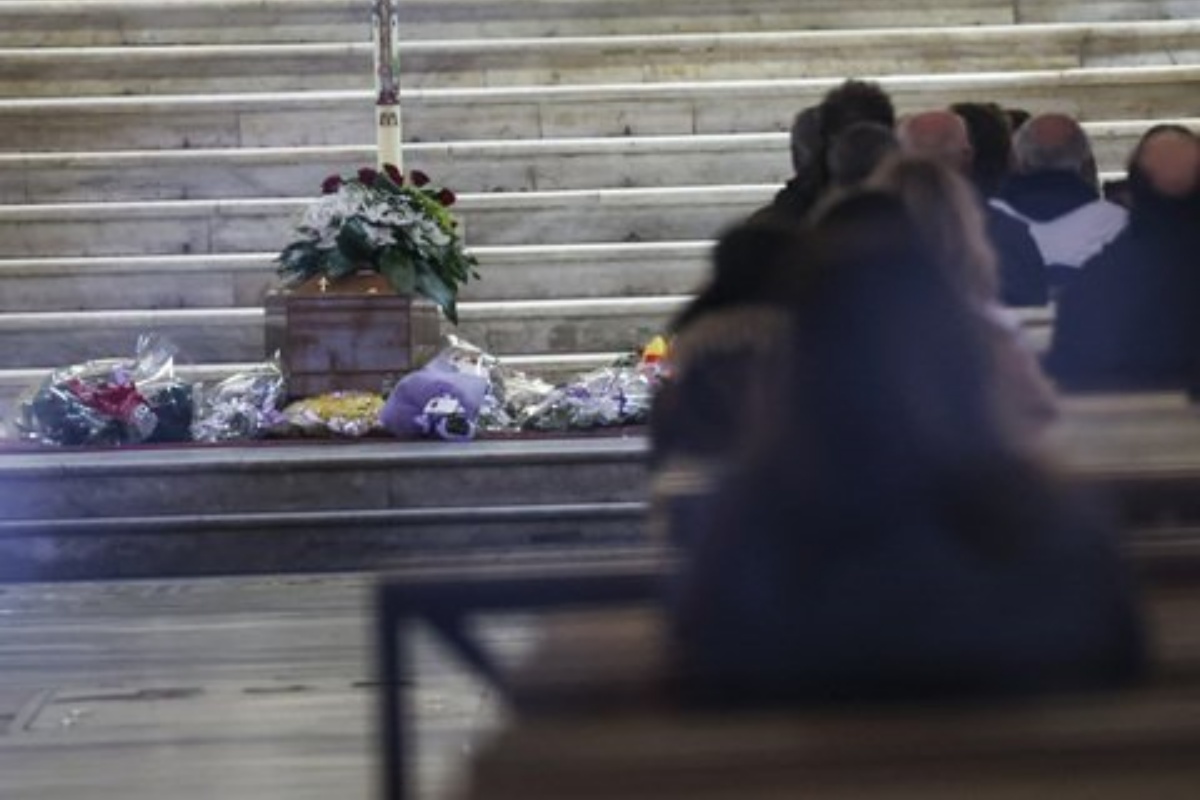 Gli ex suoceri di Ornella Pinto mandano fiori e bigliettino durante il funerale: il gesto della sorella della vittima