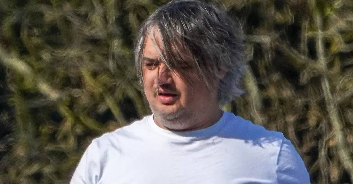 Il famoso cantante, irriconoscibile, si mostra così a 42 anni
