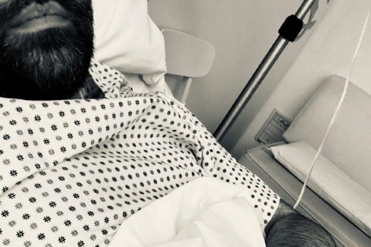 Il noto giornalista posta la prima foto sui social dall’ospedale svelando come sta dopo l’intervento