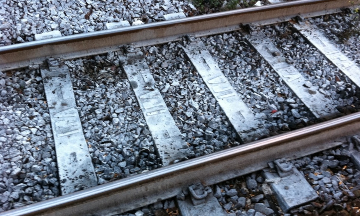 È rimasto bloccato sui binari e il treno stava per arrivare: “All’improvviso l’ho visto davanti a me e…”