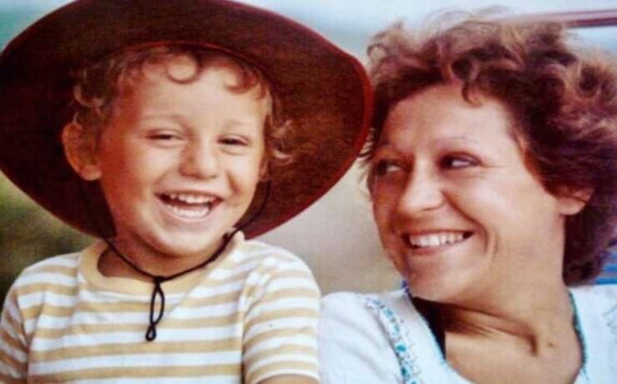 In questa foto, con i capelli biondini, il cappello da cowboy e un sorriso contagioso, era soltanto un bambino. Ma oggi è uno degli attori più amati. Avete capito di chi si tratta?