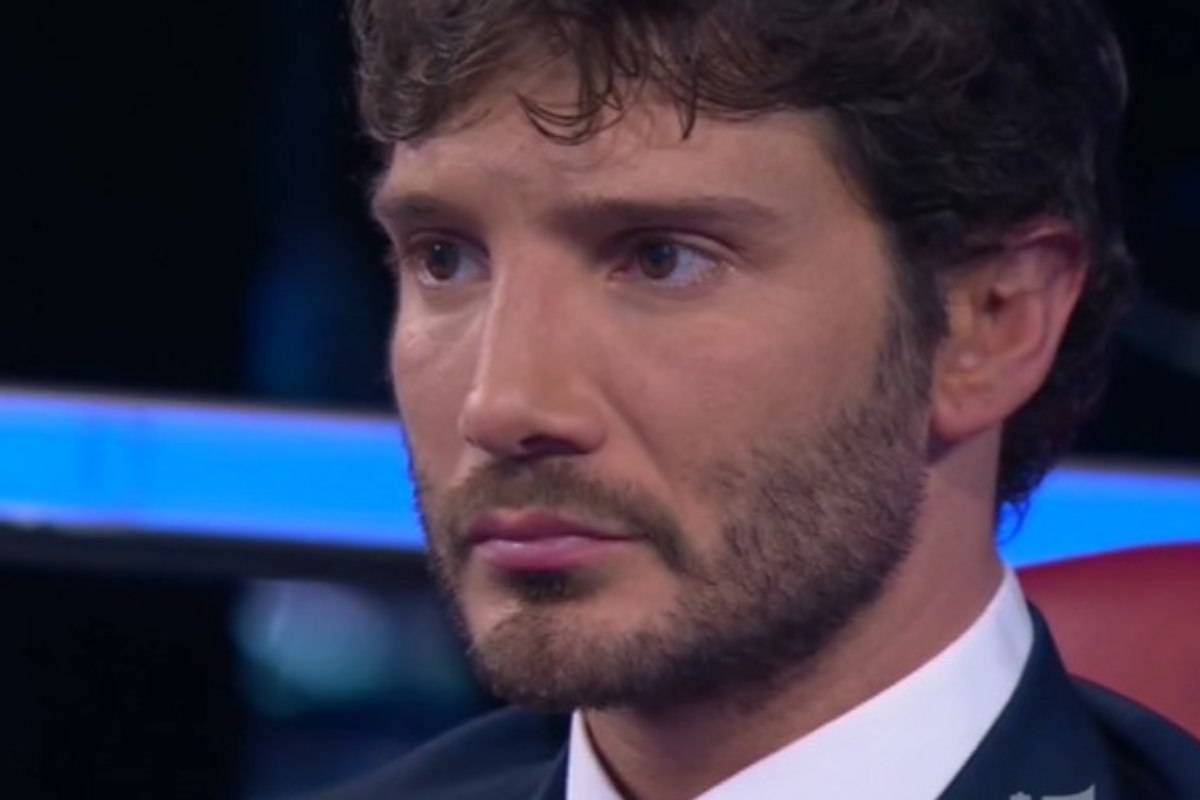 Stefano De Martino inquadrato mentre canta Emma Marrone: in tanti hanno notato quel gesto