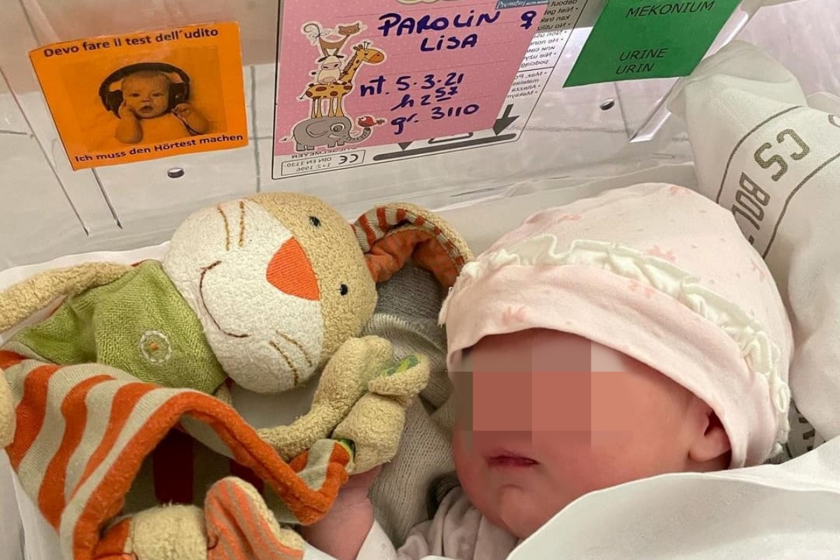 “Con 9 giorni di ritardo, la nostra Lisa ha deciso di presentarsi”: l’annuncio sui social della neo mamma bis