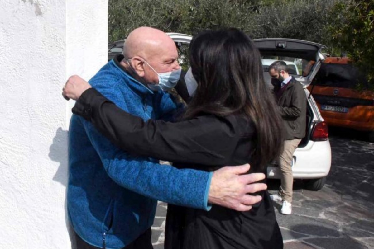 Mamma di un ragazzo disabile implora il vaccino: in suo aiuto, il commovente gesto di un 91enne