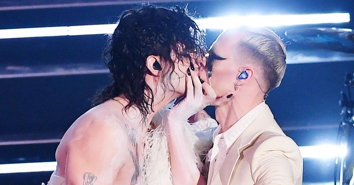 Achille Lauro vestito da sposa: “Dio benedica chi se ne frega”