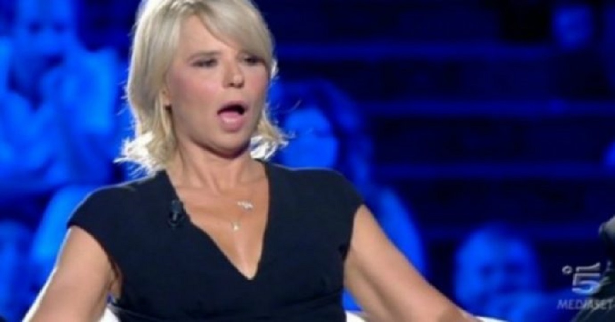 Amici: dopo l'esibizione di Arisa, Maria De Filippi spiazza tutti