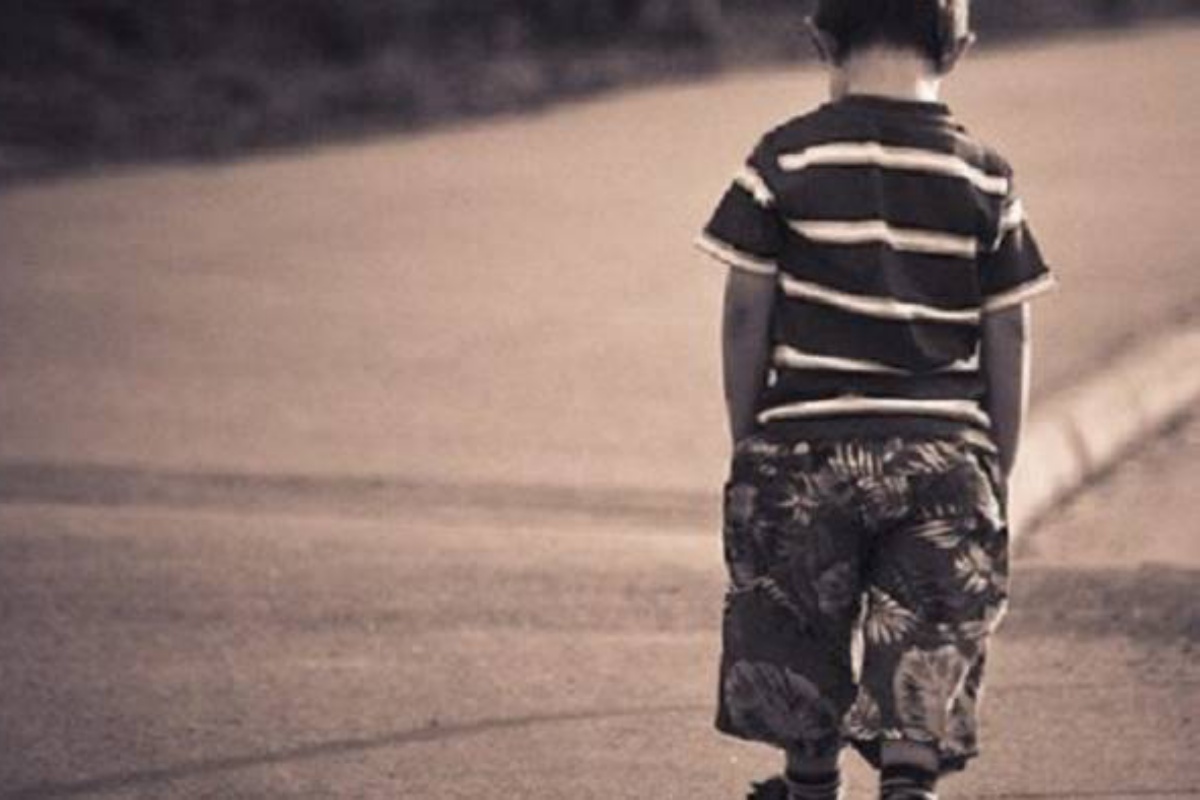 Terni, passante trova un bambino di 3 anni in giro per la città, da solo e senza scarpe