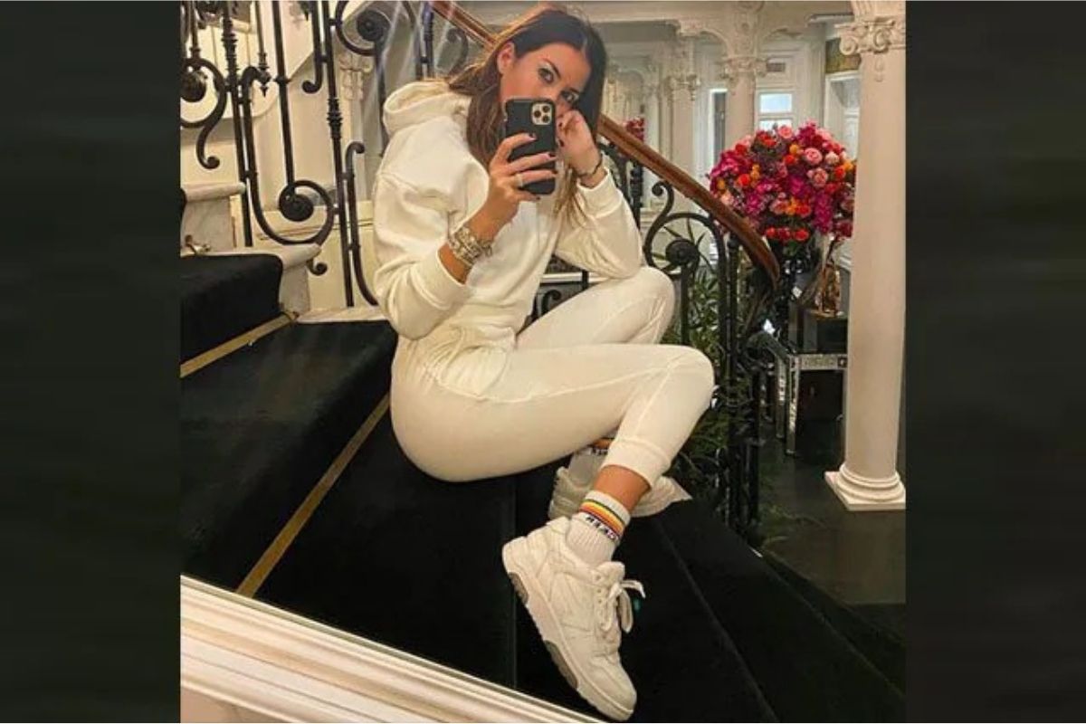 Elisabetta Gregoraci, il look primaverile è total white. Ecco quanto costa