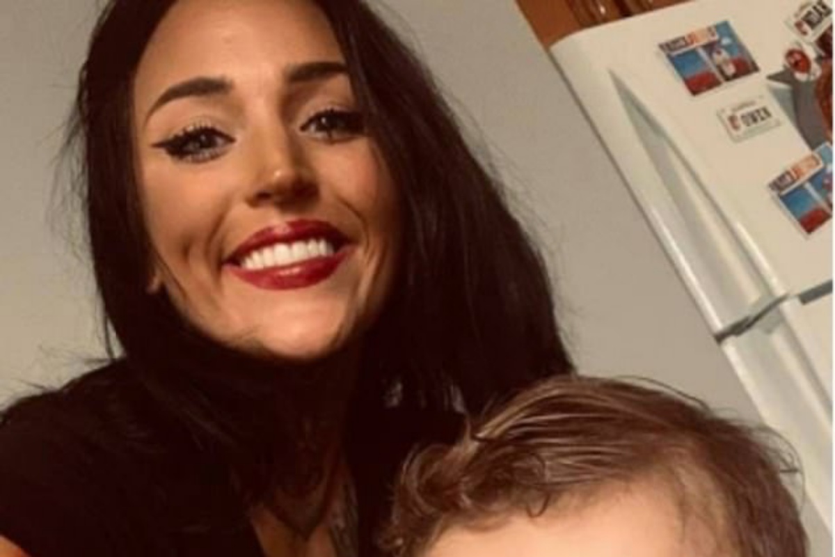 Mamma salva i suoi due gemelli dopo l’incidente, ma lei perde la vita
