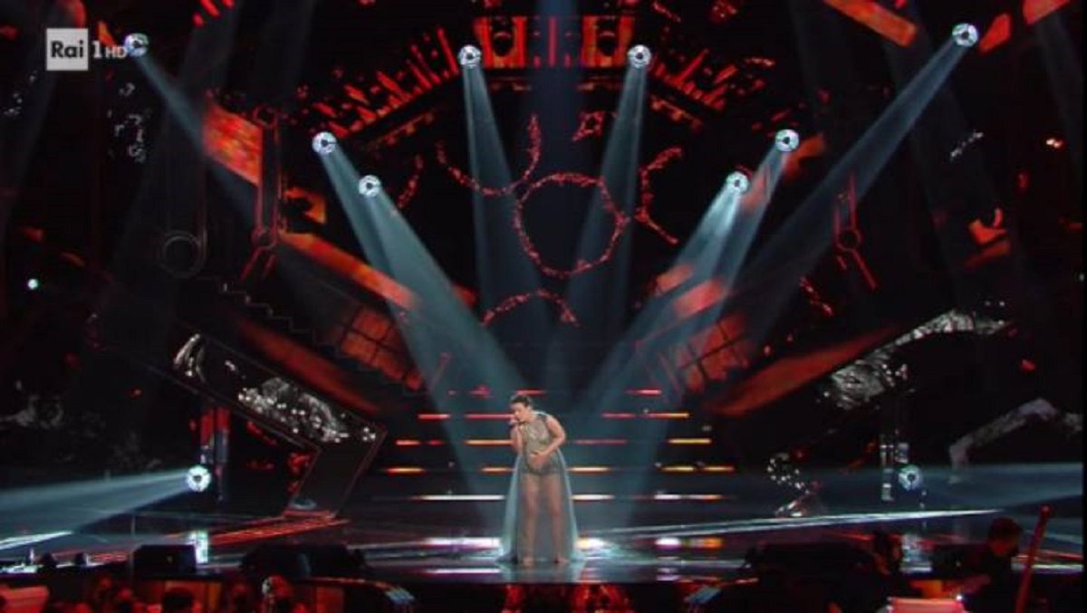 Madame scalza sul palco di Sanremo