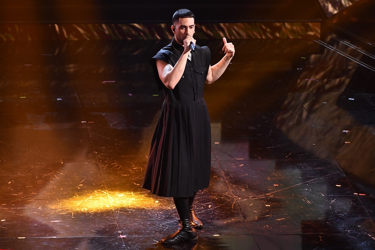 Mahmood con la gonna a Sanremo: “Un simbolo”. Si scatenano le polemiche