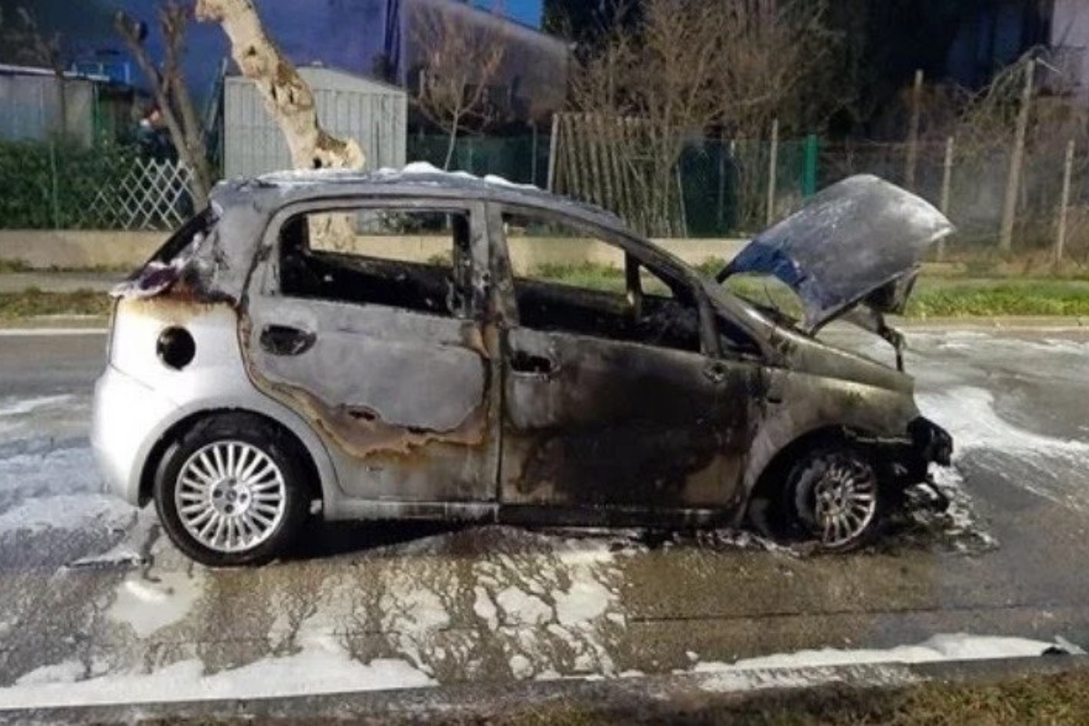 Auto si spegne in corsa e si incendia: paura per una mamma e i suoi due bambini