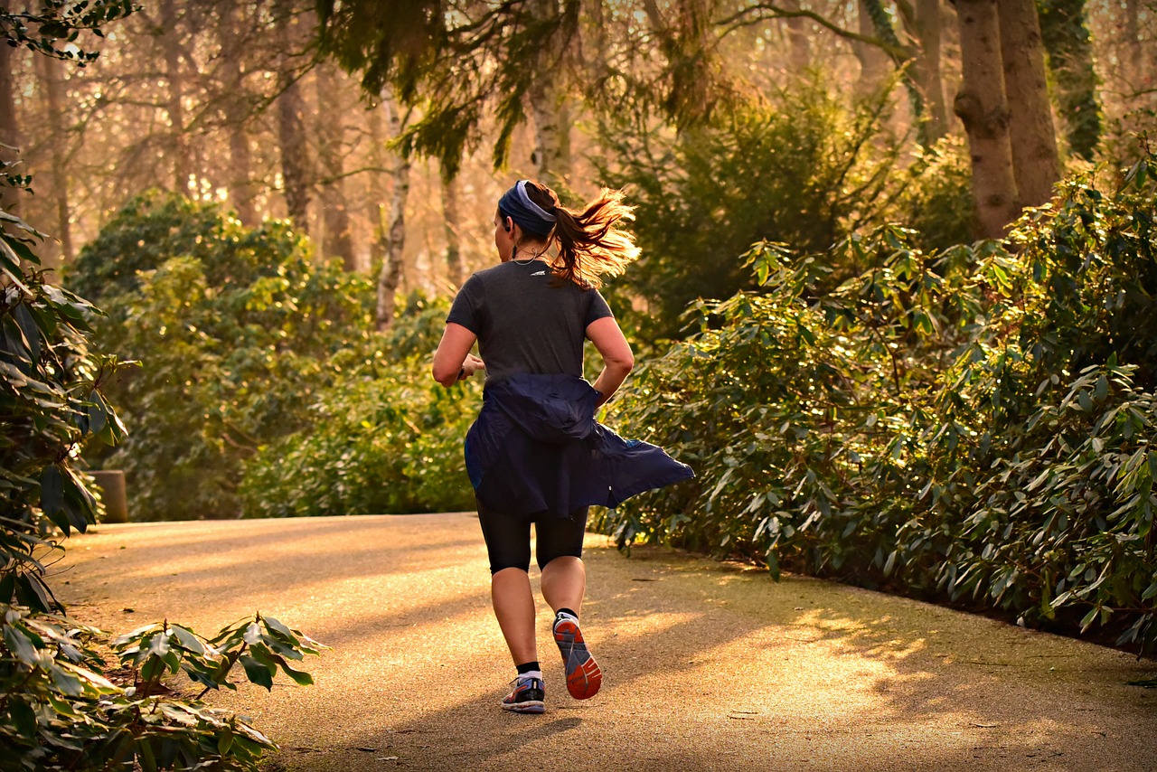 Ragazza che corre nella campagna