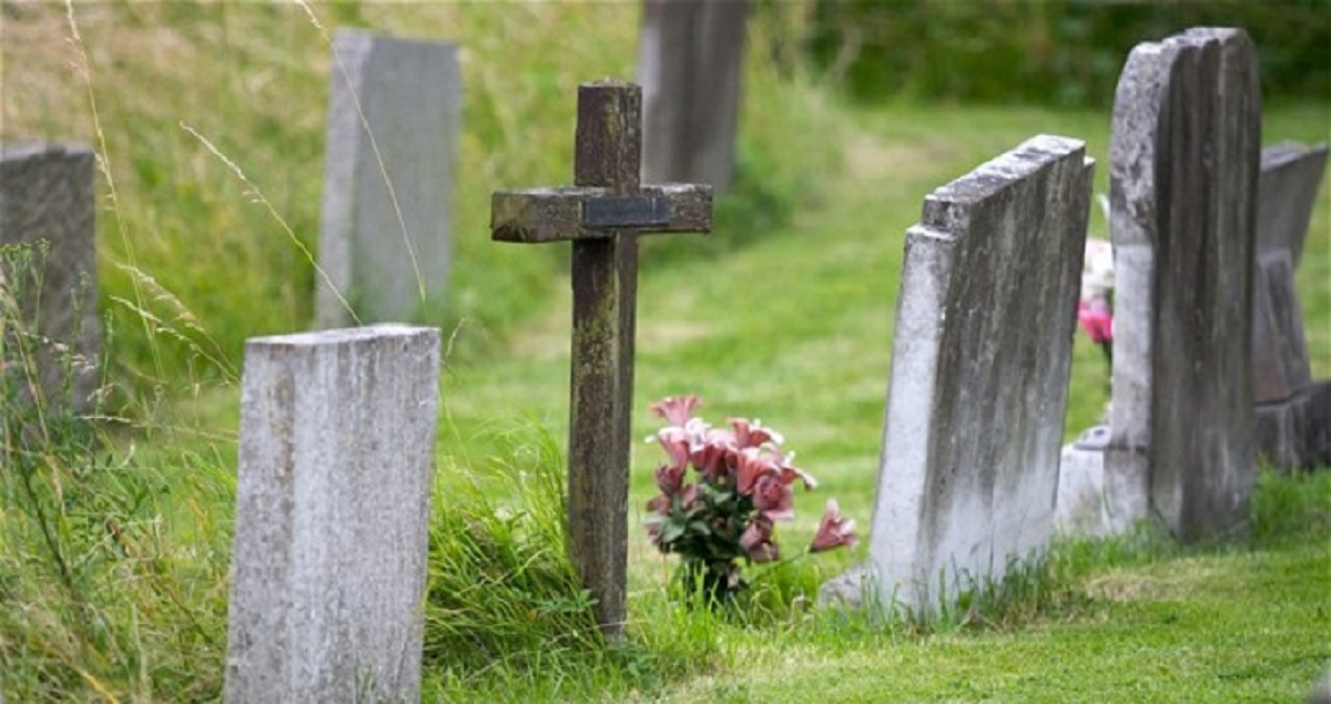 uomo muore al cimitero