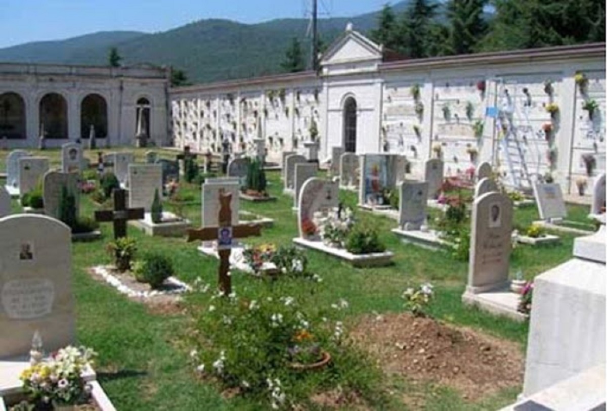 dramma al cimitero