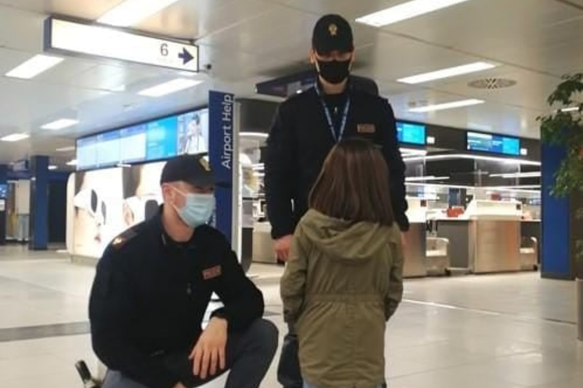 Bambina scappa di casa e va in aeroporto con uno zaino in spalla pieno di sogni: ecco dove voleva andare