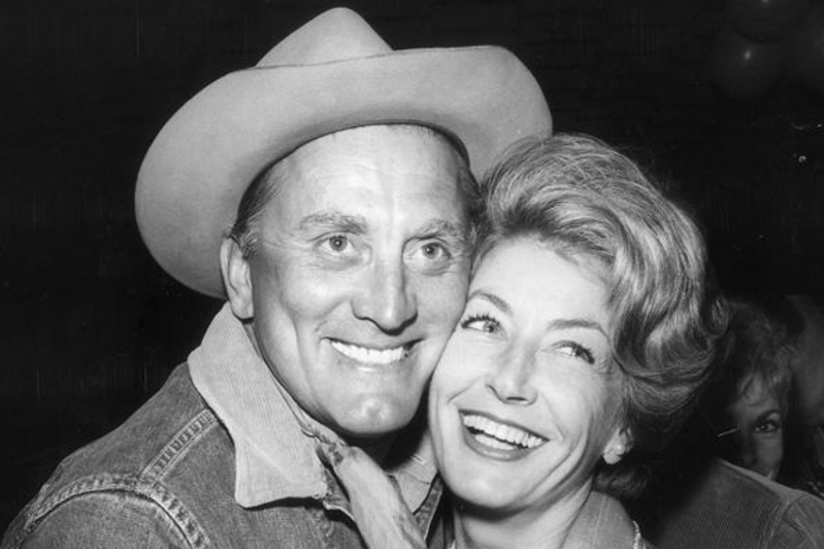 Morta la vedova di Kirk Douglas: Anne Buydens aveva 102 anni