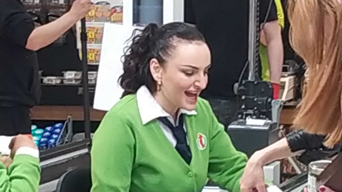 Arisa cassiera per un giorno, ecco perché