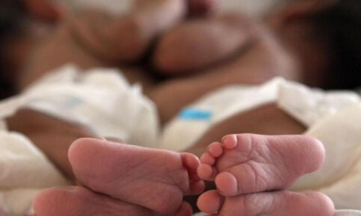 Madre uccide i suoi due gemelli di sole 6 settimane e confessa alla Polizia