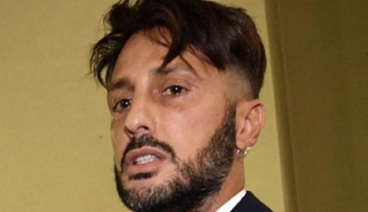 Fabrizio Corona soccorso da un’ambulanza: volto coperto di sangue e braccio fasciato