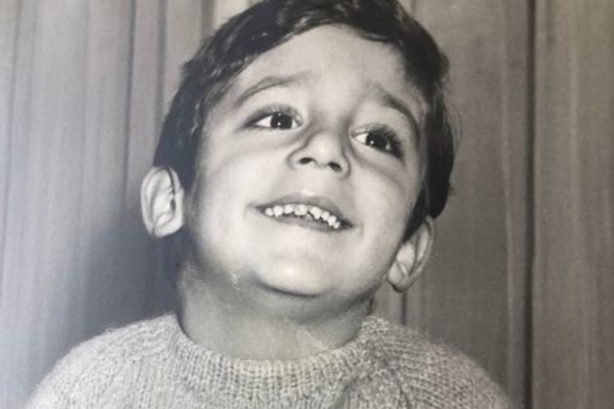 Oggi è un attore straordinario e la sua voce ha conquistato il cuore di moltissime donne, ma qui era solo un bimbo. Lo avete riconosciuto?