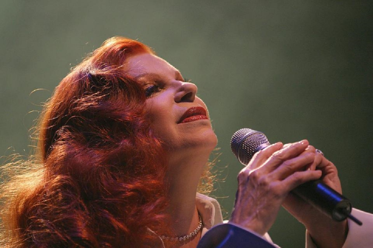 cantante dalla chioma rossa 