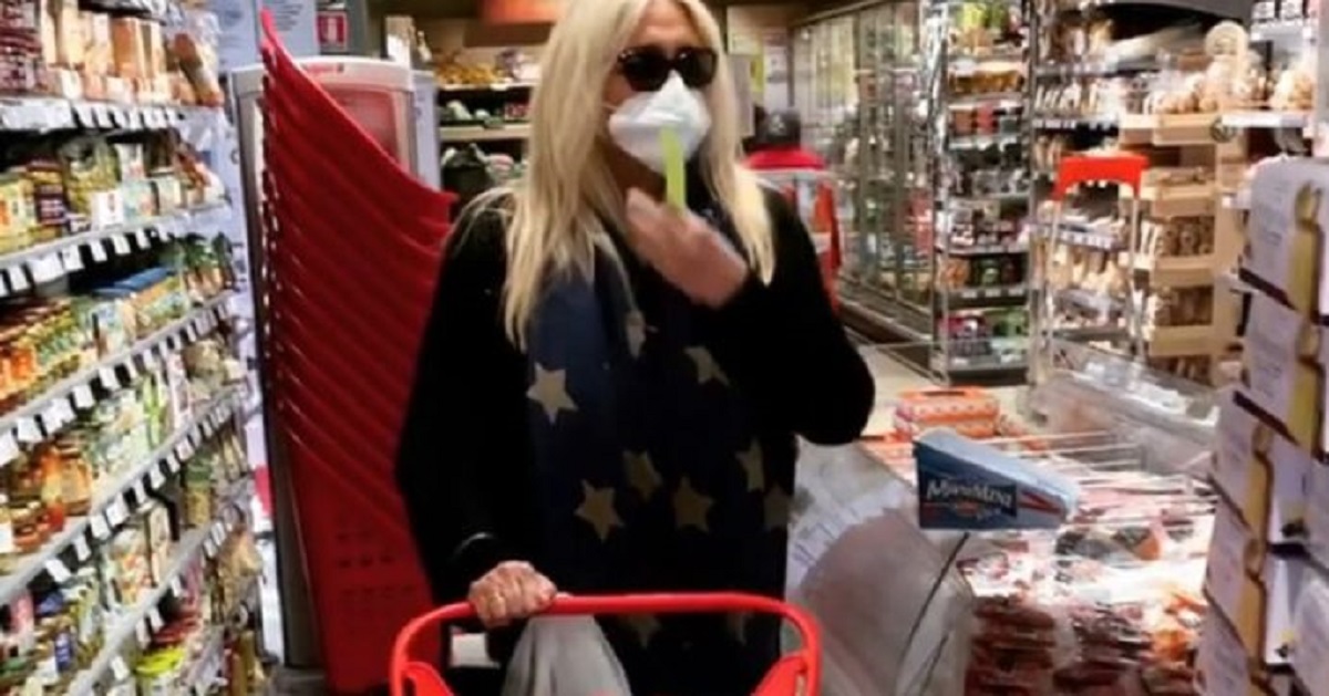 Mara Venier stupisce tutti al supermercato, sui social il video ripreso da una commessa