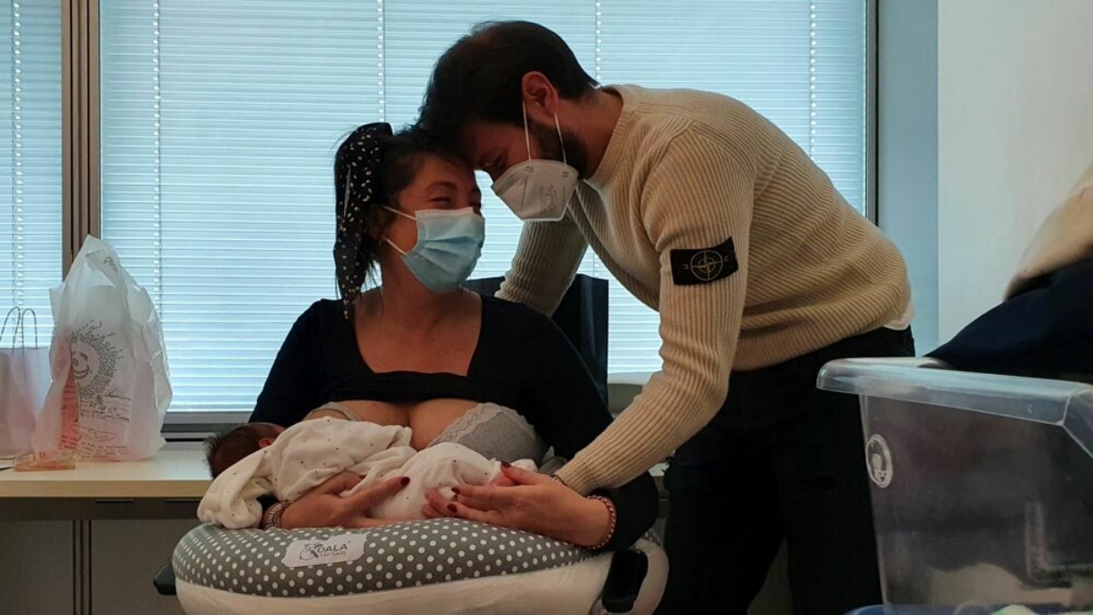 Penelope: nata prematura di un mese da una mamma positiva, torna a casa sana e salva