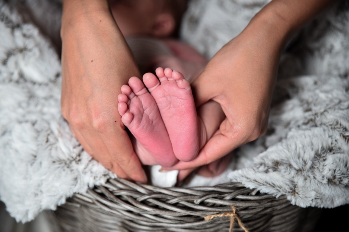 Penelope: nata prematura di un mese da una mamma positiva, torna a casa sana e salva