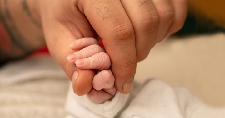bimba di 5 mesi sola in auto