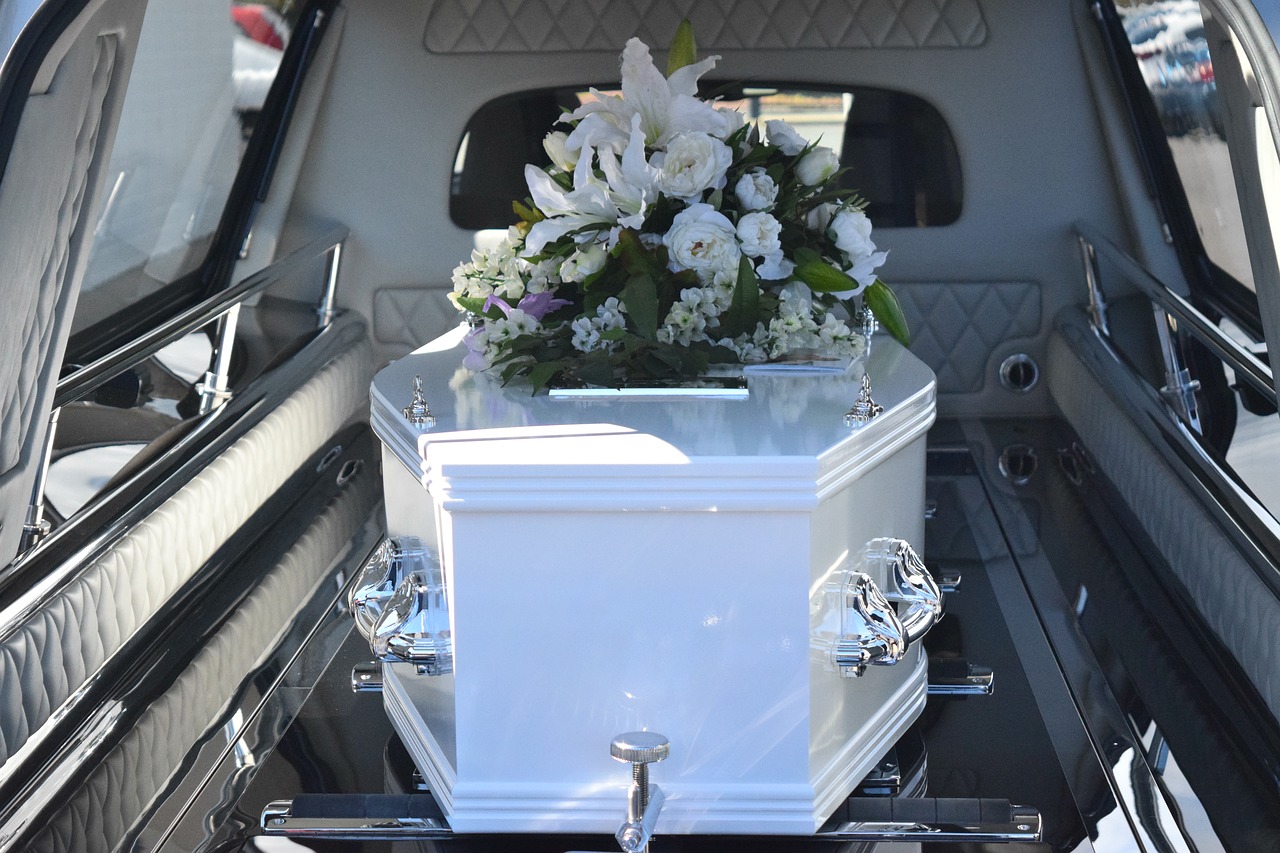 Cimiteri di Roma, mamma non sa dove sia finita la bara del figlio