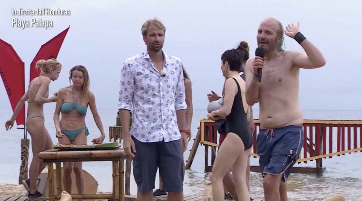 Isola dei Famosi nel caos: Brando Giorgi si estranea dal gruppo e la produzione umilia il cast