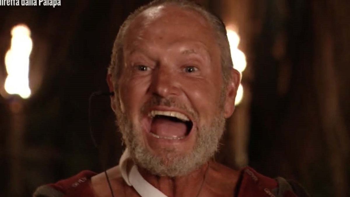 Paul Gascoigne prende il sole senza veli. Iva Zanicchi: “Fateci vedere davanti”