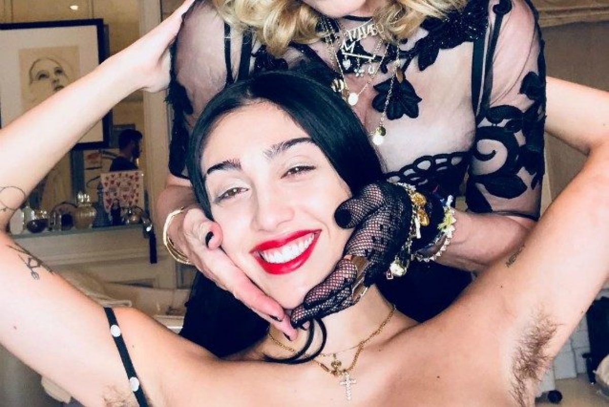 Lola e l’ascella non depilata nella foto con mamma Madonna