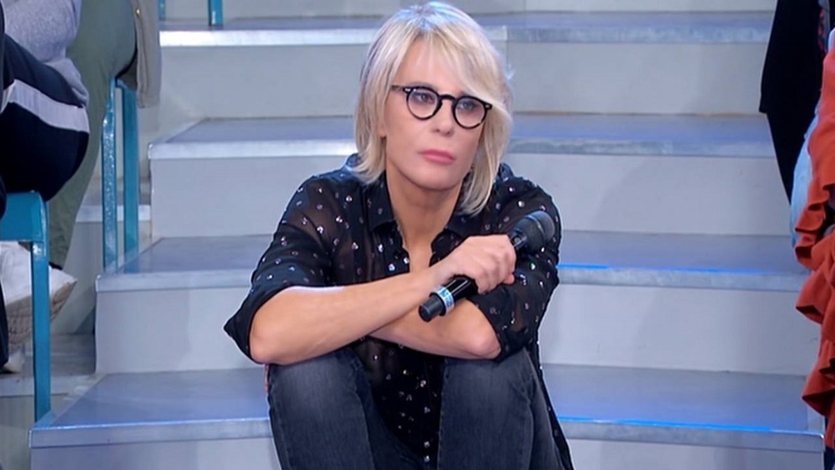 UeD: la corteggiatrice scoppia in lacrime. Maria De Filippi interviene: