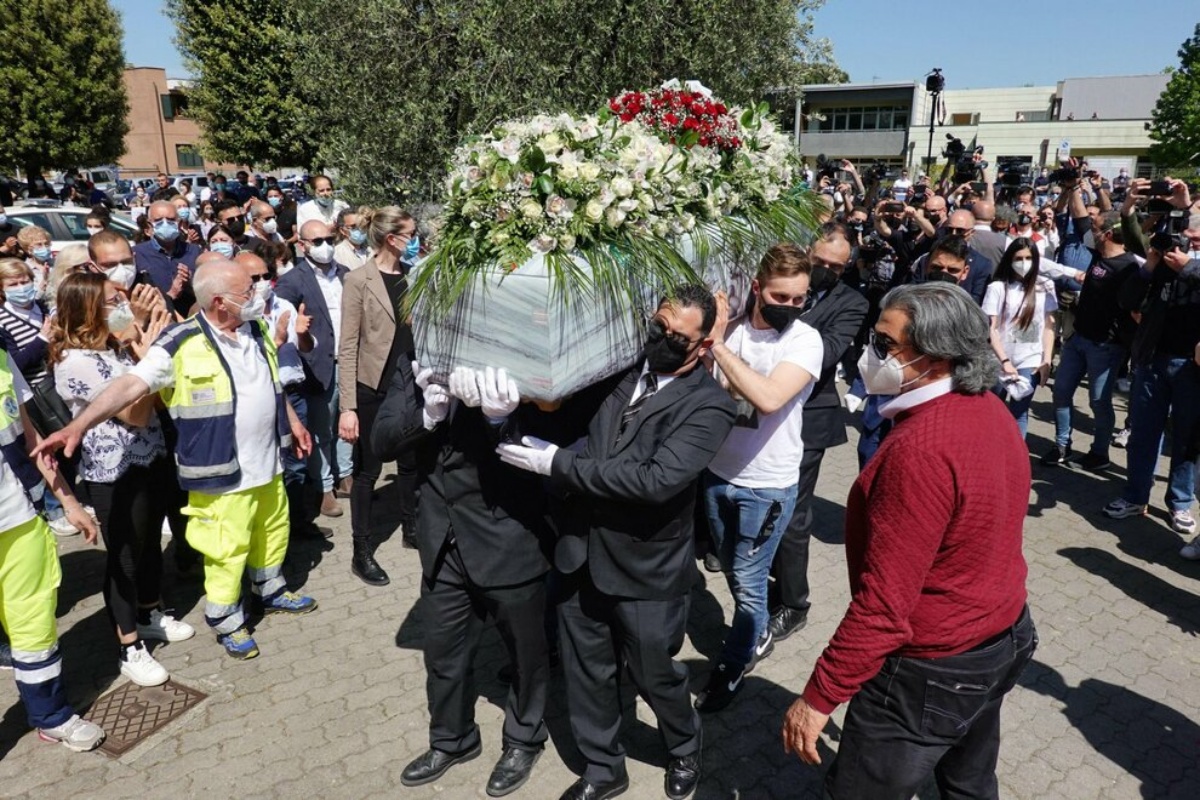 Commozione durante i funerali di Luana D'Orazio