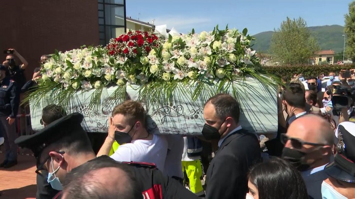 Commozione durante i funerali di Luana D'Orazio