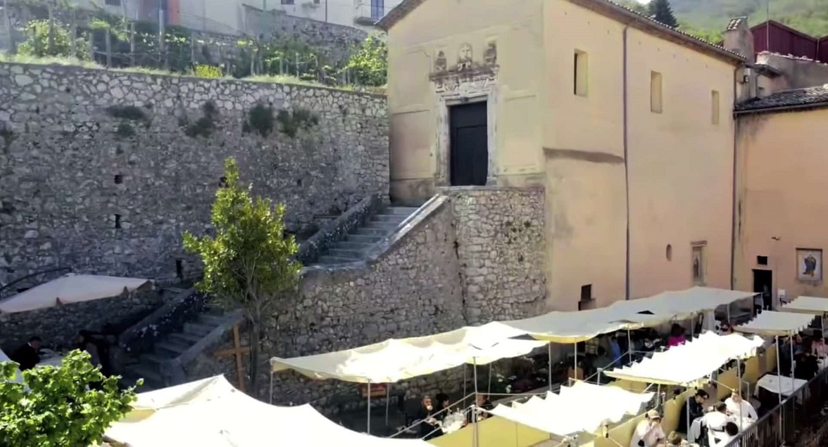L’osteria non può aprire per mancanza di spazio all’aperto: il bellissimo gesto del parroco