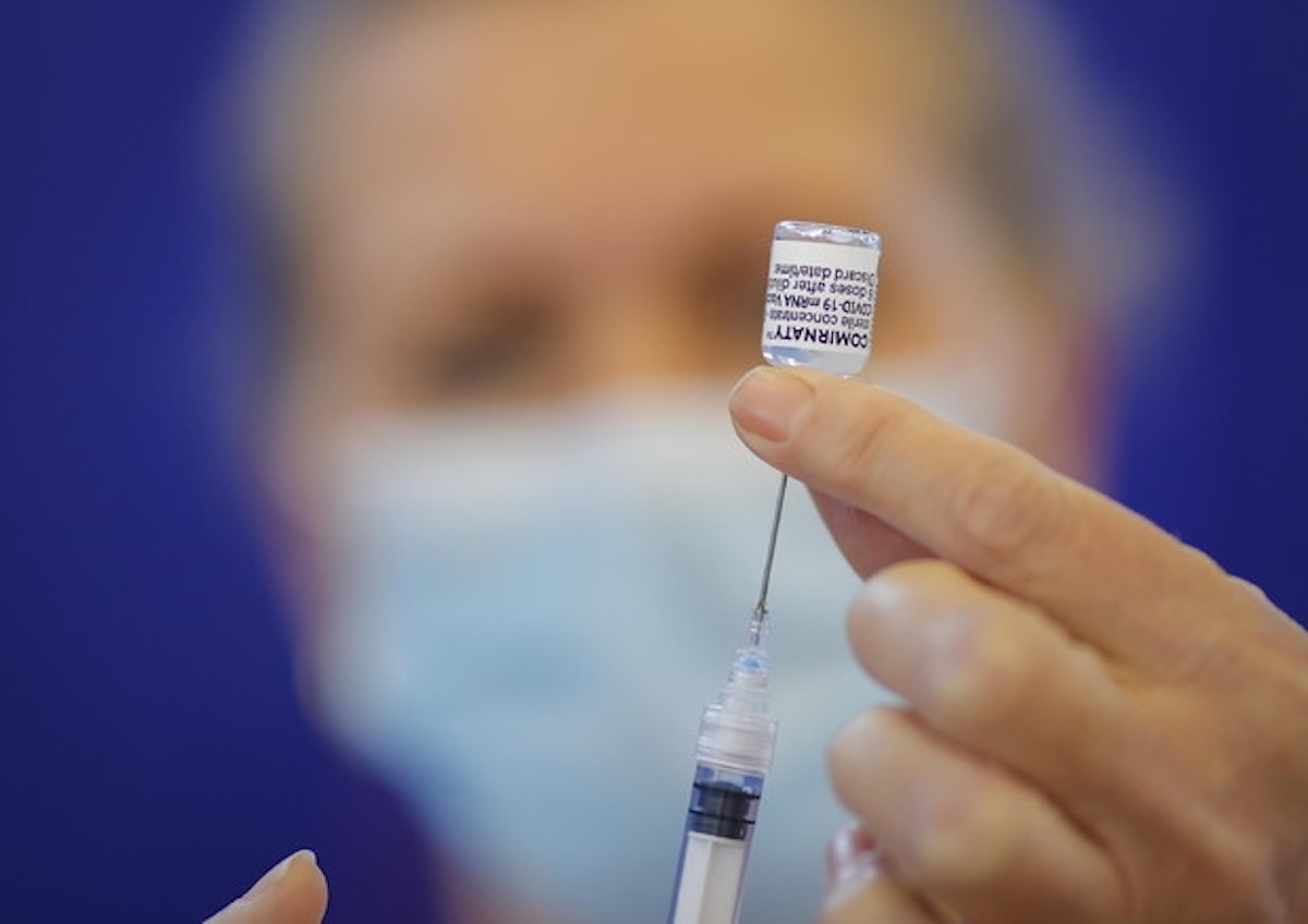 Studentessa vaccinata con 4 dosi di Pfizer: i primi effetti collaterali