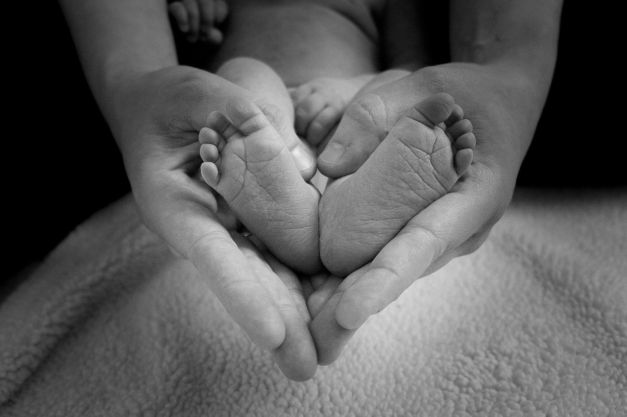 Bambino nasce in volo in mezzo al Pacifico: i passeggeri increduli assistono al parto