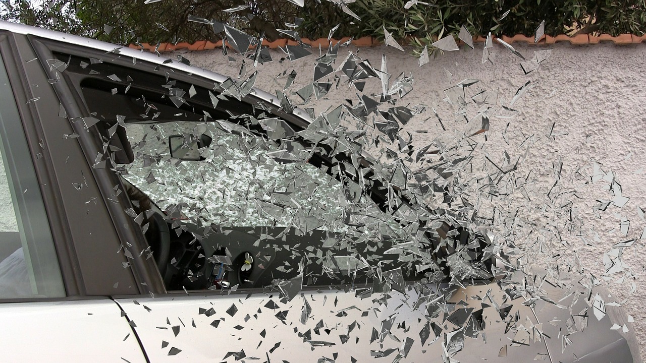 Auto uscita fuori strada