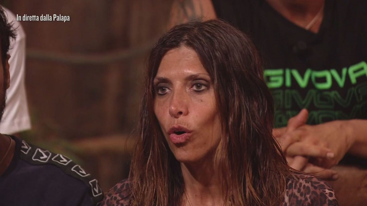 Isola dei Famosi, Emanuela Tittocchia sbotta contro Awed: “Sei un codardo”