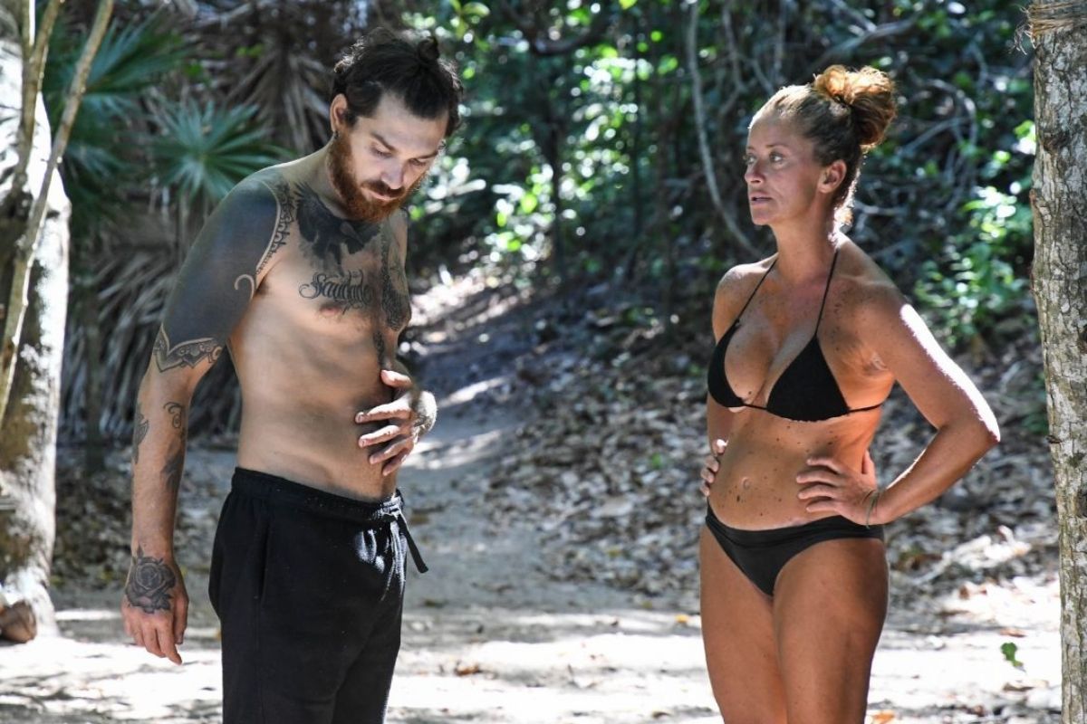 Isola dei Famosi, malore per un naufrago: collassa sulla spiaggia