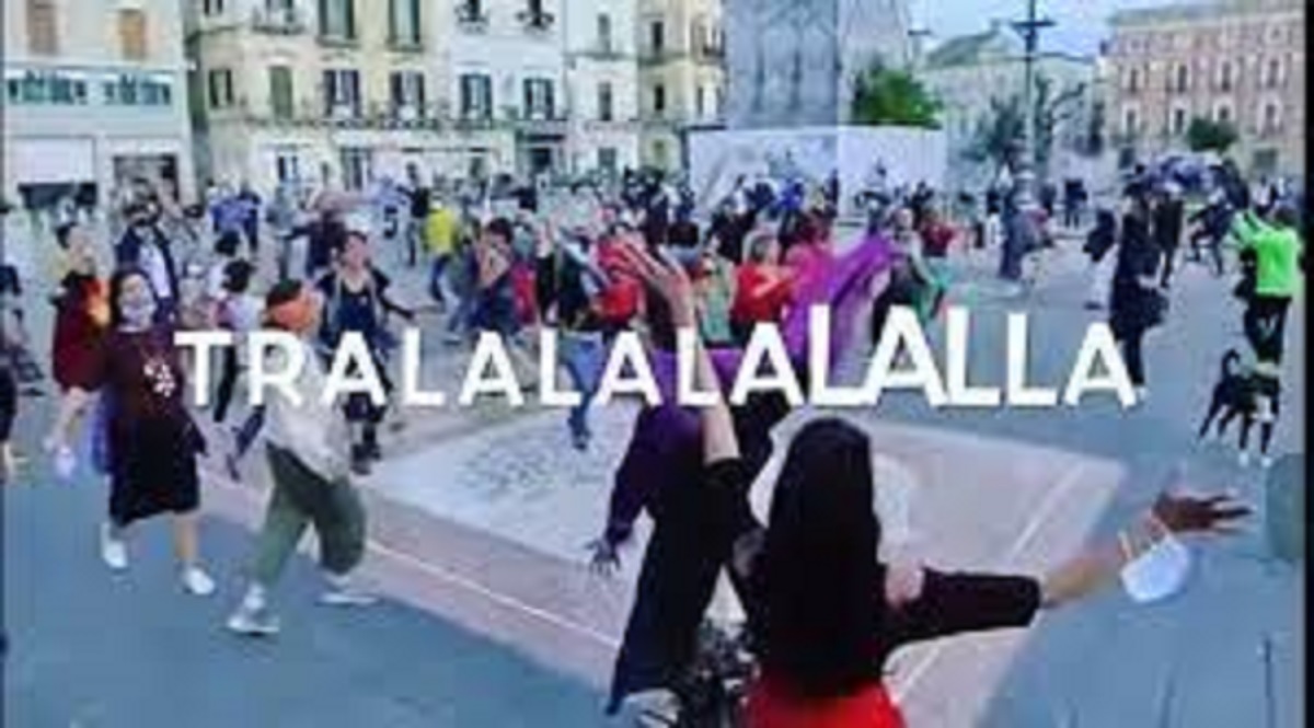 Romina Power si schiera con gli artisti: il flash mob a Lecce