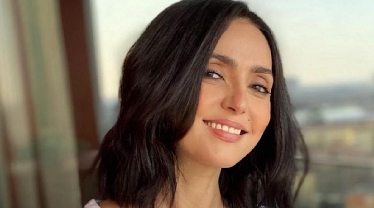 Ambra Angiolini, a lezione di pole dance
