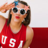 ragazza con maglietta USA
