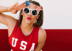 ragazza con maglietta USA
