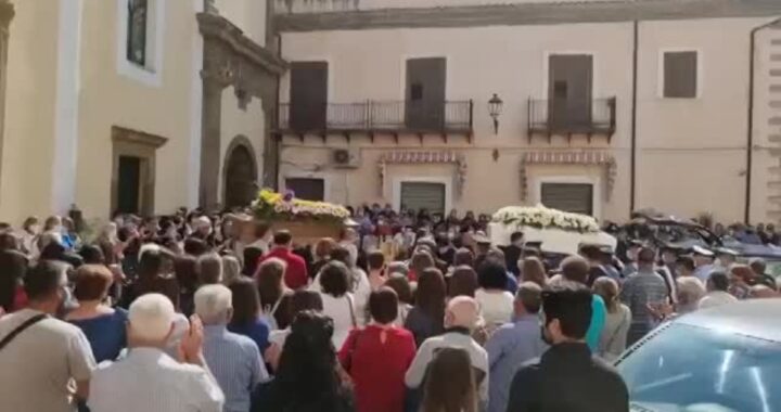 Ieri, a Santo Stefano di Camastra, i funerali di Mariolina ed Alessandra